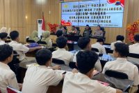 Puluhan siswa dari Madrasah Aliyah Negeri (MAN) Purbalingga melakukan kunjungan ke Polres Purbalingga, Rabu (5/11/2025). 