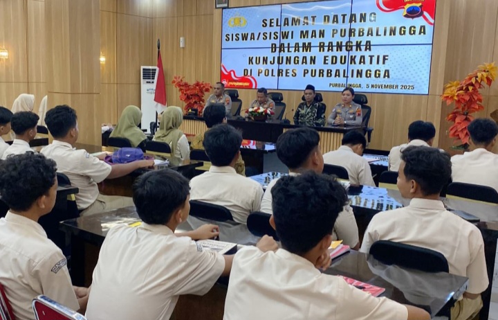 Puluhan siswa dari Madrasah Aliyah Negeri (MAN) Purbalingga melakukan kunjungan ke Polres Purbalingga, Rabu (5/11/2025). 