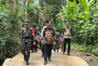 Bupati Wonosobo, Afif Nurhidayat meninjau hasil pembangunan TMMD.