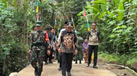 Bupati Wonosobo, Afif Nurhidayat meninjau hasil pembangunan TMMD.