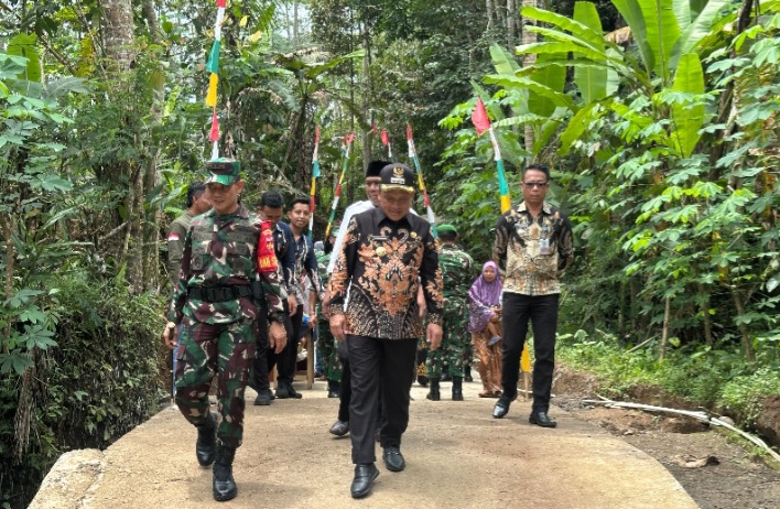Bupati Wonosobo, Afif Nurhidayat meninjau hasil pembangunan TMMD.