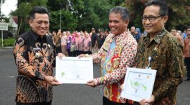 Bupati Wonosobo, Afif Nurhidayat (kiri) penyerahan penghargaan kepada lima Organisasi Perangkat Daerah (OPD) Kabupaten Wonosobo, atas hasil Pengawasan Kearsipan Perangkat Daerah Kabupaten Wonosobo Tahun 2025, di Pendopo Selatan, Kamis, (6/11/2-25).