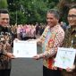 Bupati Wonosobo, Afif Nurhidayat (kiri) penyerahan penghargaan kepada lima Organisasi Perangkat Daerah (OPD) Kabupaten Wonosobo, atas hasil Pengawasan Kearsipan Perangkat Daerah Kabupaten Wonosobo Tahun 2025, di Pendopo Selatan, Kamis, (6/11/2-25).