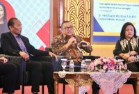 Kepala Kantor Wilayah Kementerian Hukum Jawa Tengah, Heni Susila Wardoyo (tengah) menjadi narasumber Seminar Nasional di FKM Fakultas Hukum Universitas Diponegoro, Kamis, (6/11).