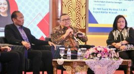Kepala Kantor Wilayah Kementerian Hukum Jawa Tengah, Heni Susila Wardoyo (tengah) menjadi narasumber Seminar Nasional di FKM Fakultas Hukum Universitas Diponegoro, Kamis, (6/11).