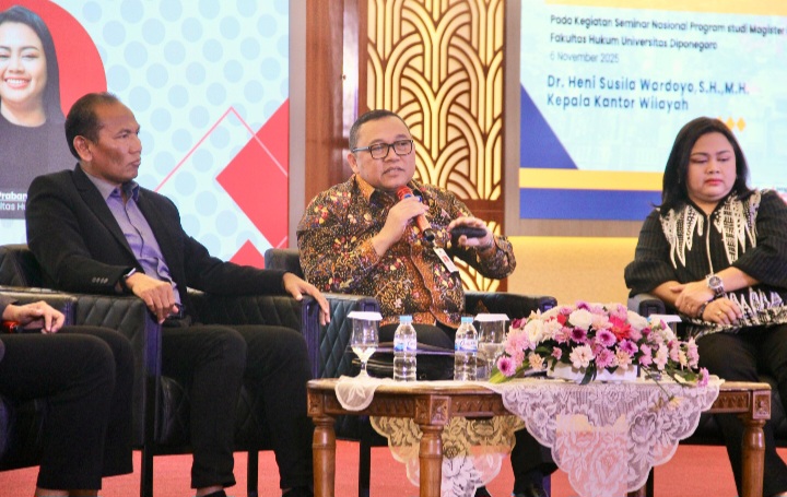 Kepala Kantor Wilayah Kementerian Hukum Jawa Tengah, Heni Susila Wardoyo (tengah) menjadi narasumber Seminar Nasional di FKM Fakultas Hukum Universitas Diponegoro, Kamis, (6/11).
