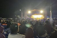 Suasana di halaman Satpas Polres Purbalingga saat pertunjukan Wayang Dablongan dalam rangka memperingati Hari Wayang Nasional, Jumat (7/11/2025) malam.