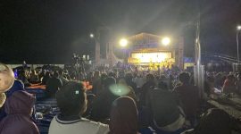 Suasana di halaman Satpas Polres Purbalingga saat pertunjukan Wayang Dablongan dalam rangka memperingati Hari Wayang Nasional, Jumat (7/11/2025) malam.