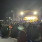 Suasana di halaman Satpas Polres Purbalingga saat pertunjukan Wayang Dablongan dalam rangka memperingati Hari Wayang Nasional, Jumat (7/11/2025) malam.