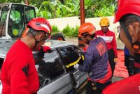 Anggota FKP3 Semarang Raya praktek Penanganan Kecelakaan Kendaraan di Gedung Siaga SAR Kantor SAR Semarang.