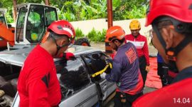 Anggota FKP3 Semarang Raya praktek Penanganan Kecelakaan Kendaraan di Gedung Siaga SAR Kantor SAR Semarang.