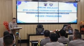 Wakapolres Purbalingga, Kompol Agus Amjat Purnomo membuka  kegiatan Polisi belajar yang diikuti oleh seluruh Bhabinkamtibmas di Aula Wicaksana Laghawa Mapolres Purbalingga, Senin (10/11/2025).