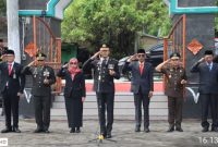 Kapolres Demak, AKBP Ari Cahya Nugraha bertindak sebagai inspektur upacara Ziarah Nasional dalam rangka memperingati Hari Pahlawan 10 November 2025 di Taman Makam Pahlawan (TMP) Cahaya Ratna Bintarum, Demak, Senin (10/11/2025).
