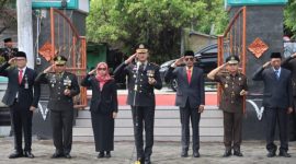 Kapolres Demak, AKBP Ari Cahya Nugraha bertindak sebagai inspektur upacara Ziarah Nasional dalam rangka memperingati Hari Pahlawan 10 November 2025 di Taman Makam Pahlawan (TMP) Cahaya Ratna Bintarum, Demak, Senin (10/11/2025).
