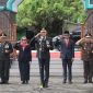 Kapolres Demak, AKBP Ari Cahya Nugraha bertindak sebagai inspektur upacara Ziarah Nasional dalam rangka memperingati Hari Pahlawan 10 November 2025 di Taman Makam Pahlawan (TMP) Cahaya Ratna Bintarum, Demak, Senin (10/11/2025).
