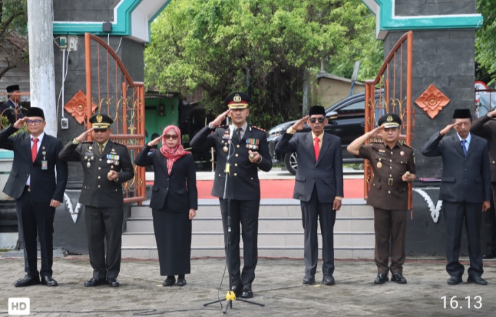 Kapolres Demak, AKBP Ari Cahya Nugraha bertindak sebagai inspektur upacara Ziarah Nasional dalam rangka memperingati Hari Pahlawan 10 November 2025 di Taman Makam Pahlawan (TMP) Cahaya Ratna Bintarum, Demak, Senin (10/11/2025).
