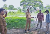 Petugas dari Dinas Perdagangan, Koperasi, dan UKM (Dindagkop dan UKM) meninjau lahan bekas Pasar Kambing di Desa Sumberjo sebagai lokasi relokasi sementara, Senin (10/11/2025).