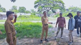 Petugas dari Dinas Perdagangan, Koperasi, dan UKM (Dindagkop dan UKM) meninjau lahan bekas Pasar Kambing di Desa Sumberjo sebagai lokasi relokasi sementara, Senin (10/11/2025).