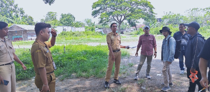 Petugas dari Dinas Perdagangan, Koperasi, dan UKM (Dindagkop dan UKM) meninjau lahan bekas Pasar Kambing di Desa Sumberjo sebagai lokasi relokasi sementara, Senin (10/11/2025).