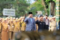 Bupati Wonosobo, Afif Nurhidayat, menjadi pemimpin upacara Hari Pahlawan di Halaman Pendopo Selatan, Senin (10/11/2015)..