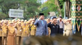 Bupati Wonosobo, Afif Nurhidayat, menjadi pemimpin upacara Hari Pahlawan di Halaman Pendopo Selatan, Senin (10/11/2015)..