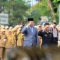 Bupati Wonosobo, Afif Nurhidayat, menjadi pemimpin upacara Hari Pahlawan di Halaman Pendopo Selatan, Senin (10/11/2015)..