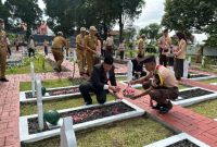 Bupati Wonosobo, Afif Nurhidayat melakukan tabur bunga di Taman Makam Pahlawan Wiropati, Senin (10/11/2025).