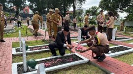 Bupati Wonosobo, Afif Nurhidayat melakukan tabur bunga di Taman Makam Pahlawan Wiropati, Senin (10/11/2025).