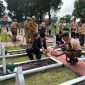 Bupati Wonosobo, Afif Nurhidayat melakukan tabur bunga di Taman Makam Pahlawan Wiropati, Senin (10/11/2025).