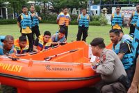 Personel Satuan Samapta Polres Demak mengikuti latihan peningkatan kemampuan manajemen penanggulangan bencana
di Lapangan Wicaksana Laghawa Mapolres Demak, Selasa (11/11/2025).