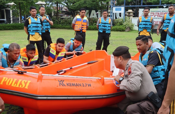 Personel Satuan Samapta Polres Demak mengikuti latihan peningkatan kemampuan manajemen penanggulangan bencana
di Lapangan Wicaksana Laghawa Mapolres Demak, Selasa (11/11/2025).