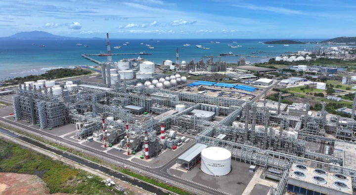 Pabrik Lotte Chemical Indonesia yang diresmikan oleh Presiden Prabowo Subianto di Cilegon, Banten pada Kamis, 6 November 2025. (Foto: BPMI Setpres/Laily Rachev).