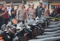 Kapolres Purbalingga, AKBP Achmad Akbar menunjukkan barang bukti pencurian 18 unit sepeda motor yang terjadi di 25 lokasi berbeda kepada awak media.