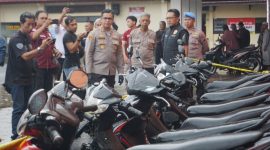 Kapolres Purbalingga, AKBP Achmad Akbar menunjukkan barang bukti pencurian 18 unit sepeda motor yang terjadi di 25 lokasi berbeda kepada awak media.