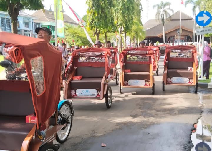 100 Pengayuh Becak di Demak Dapat Bantuan Becak Listrik Dari Presiden.