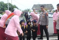 Kapolres Purbalingga, AKBP Achmad Akbar (tengah) menyambut langsung kedatangan para siswa TK Kemala Bhayangkari 16 Purbalingga di Mapolres Purbalingga, Rabu (12/11/2025).
