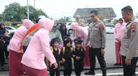 Kapolres Purbalingga, AKBP Achmad Akbar (tengah) menyambut langsung kedatangan para siswa TK Kemala Bhayangkari 16 Purbalingga di Mapolres Purbalingga, Rabu (12/11/2025).