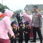 Kapolres Purbalingga, AKBP Achmad Akbar (tengah) menyambut langsung kedatangan para siswa TK Kemala Bhayangkari 16 Purbalingga di Mapolres Purbalingga, Rabu (12/11/2025).