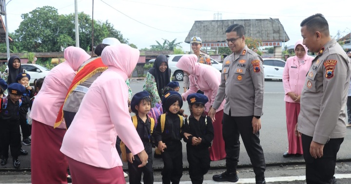 Kapolres Purbalingga, AKBP Achmad Akbar (tengah) menyambut langsung kedatangan para siswa TK Kemala Bhayangkari 16 Purbalingga di Mapolres Purbalingga, Rabu (12/11/2025).