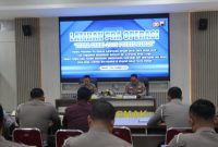 Wakapolres Demak, Kompol Hendrie Suryo Liquisasono memberikan arahan dalam pembukaan Latihan Pra Operasi (Latpraops) “Zebra Candi 2025”, di Aula Wicaksana Laghawa Mapolres Demak, Kamis (13/11/2025). 