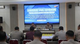 Wakapolres Demak, Kompol Hendrie Suryo Liquisasono memberikan arahan dalam pembukaan Latihan Pra Operasi (Latpraops) “Zebra Candi 2025”, di Aula Wicaksana Laghawa Mapolres Demak, Kamis (13/11/2025). 