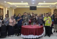 Kepala BNN Provinsi Jawa Tengah, Brigjen Pol Dr. H. Agus Rohmat (tengah) bersama peserta Workshop Peningkatan Kemampuan Layanan Petugas Rehabilitasi Menuju Layanan Unggulan, yang diselenggarakan di Hotel Griya Persada Bandungan, Kabupaten Semarang, Kamis (13/11).