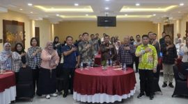 Kepala BNN Provinsi Jawa Tengah, Brigjen Pol Dr. H. Agus Rohmat (tengah) bersama peserta Workshop Peningkatan Kemampuan Layanan Petugas Rehabilitasi Menuju Layanan Unggulan, yang diselenggarakan di Hotel Griya Persada Bandungan, Kabupaten Semarang, Kamis (13/11).