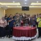 Kepala BNN Provinsi Jawa Tengah, Brigjen Pol Dr. H. Agus Rohmat (tengah) bersama peserta Workshop Peningkatan Kemampuan Layanan Petugas Rehabilitasi Menuju Layanan Unggulan, yang diselenggarakan di Hotel Griya Persada Bandungan, Kabupaten Semarang, Kamis (13/11).