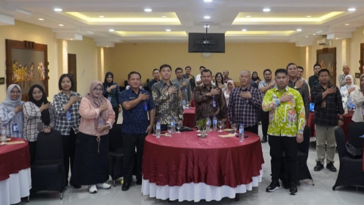 Kepala BNN Provinsi Jawa Tengah, Brigjen Pol Dr. H. Agus Rohmat (tengah) bersama peserta Workshop Peningkatan Kemampuan Layanan Petugas Rehabilitasi Menuju Layanan Unggulan, yang diselenggarakan di Hotel Griya Persada Bandungan, Kabupaten Semarang, Kamis (13/11).