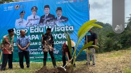 Peluncurkan program Agro Edu Wisata Kelapa Kopyor Berkemajuan, 
di Desa Selomanik, Kecamatan Kaliwiro, Kabupaten Wonosobo, Kamis (13/11/2025).