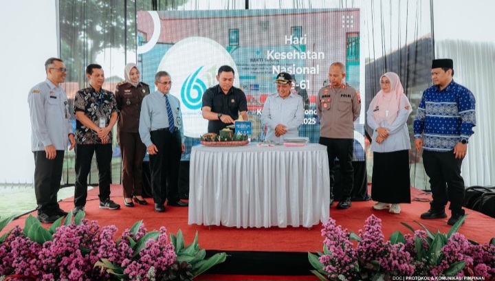 Peringatan Hari Kesehatan Nasional (HKN) ke-61 Kabupaten Wonosobo,  berlangsung sederhana penuh makna, ditandai dengan pemotongan tumpeng pleh Kepala Dinas Kesehatan Kabupaten Wonosobo, Jaelan.