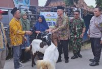 Ketua Baznas Kabupaten Rembang, Moh. Ali Anshory menyerahkan bantuan kambing kepada warga Desa Sudo Kecamatan Sulang, di balai desa setempat,Kamis (13/11/2025).