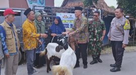 Ketua Baznas Kabupaten Rembang, Moh. Ali Anshory menyerahkan bantuan kambing kepada warga Desa Sudo Kecamatan Sulang, di balai desa setempat,Kamis (13/11/2025).