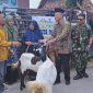 Ketua Baznas Kabupaten Rembang, Moh. Ali Anshory menyerahkan bantuan kambing kepada warga Desa Sudo Kecamatan Sulang, di balai desa setempat,Kamis (13/11/2025).